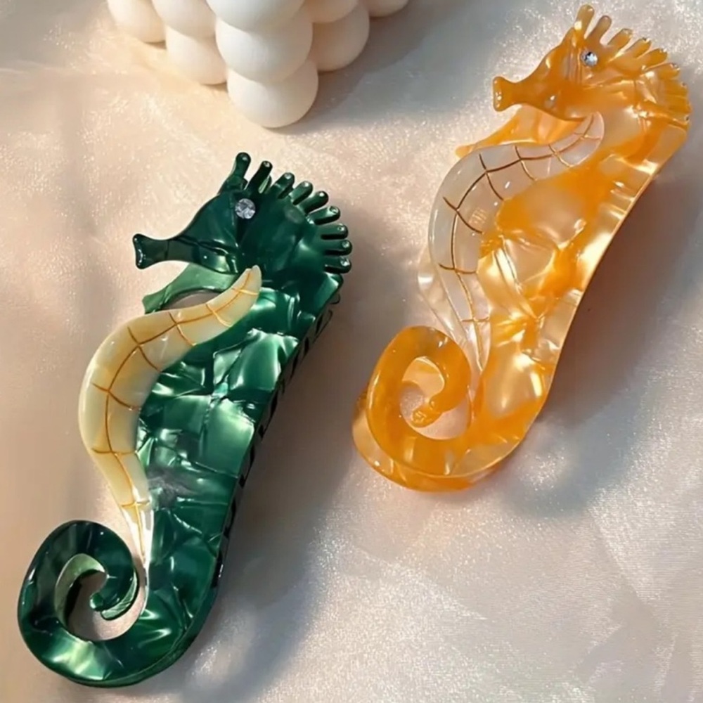 REVOLVE ❤️🔥 ACRYLIC SEAHORSE HAIR CLIPS IN TEAL/TAN NWT